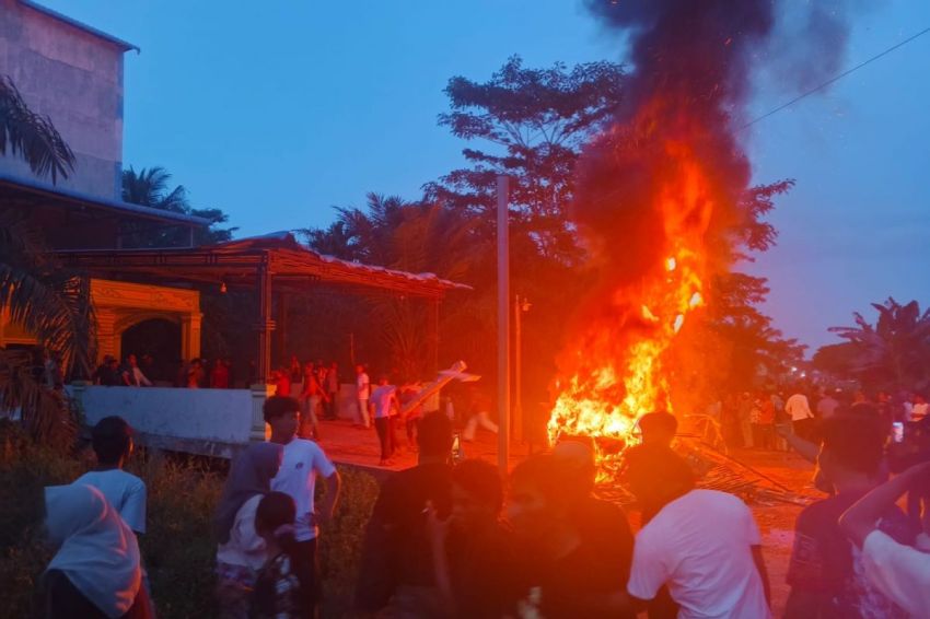 Ratusan Warga Panipahan Rohil Mengamuk, Rumah Terduga Bandar Narkoba Dibakar