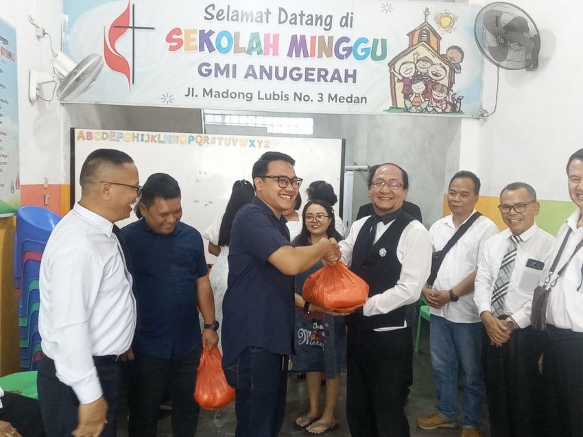 Paskah GMI Anugerah Medan Suka Cita, Warga Jemaat Berbagi Kasih