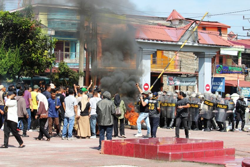 Simulasi, Peleton Dalmas Polres Dairi Pukul Mundur Massa Unras