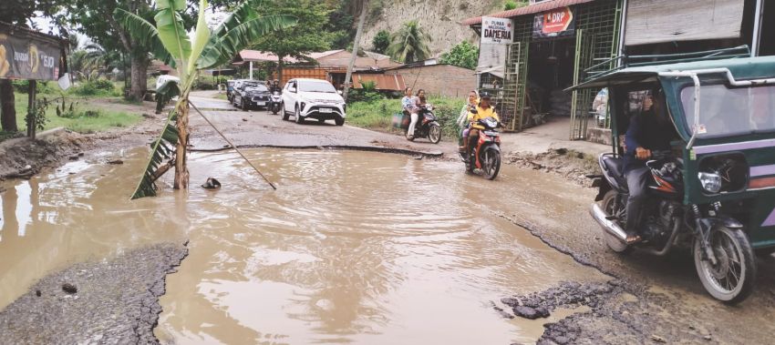 Jalan Nasional Berlubang dan Berlumpur di Karo, Warga Tanam Pohon Pisang