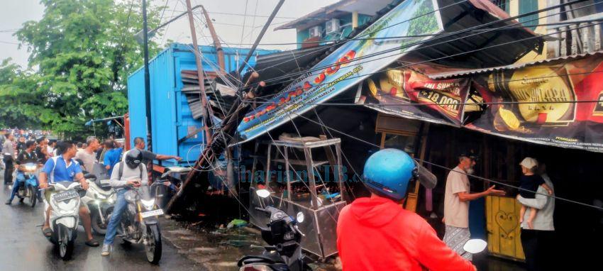 Tidak Kuat Menanjak, Truk Tabrak Sejumlah Warung dan Kendaraan Bermotor di Marelan