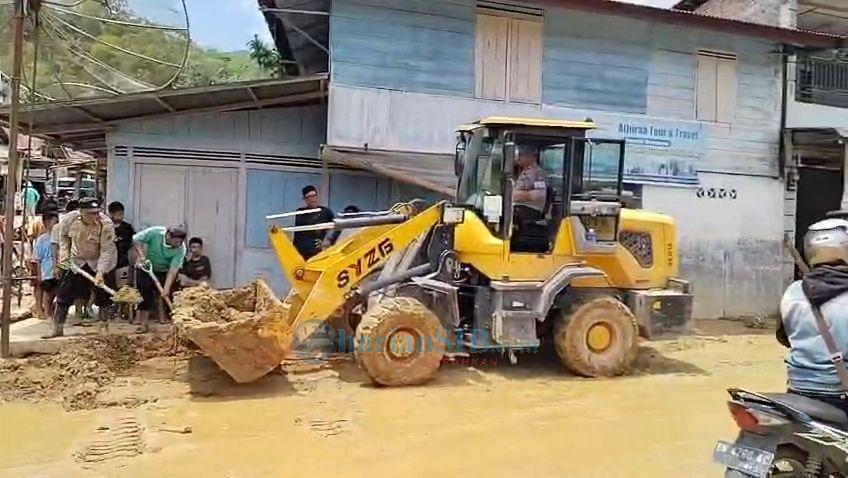 Simangumban Diterjang Banjir dan Tanah Longsor, Ruas Jalinsum di Aek Rau Tertutup