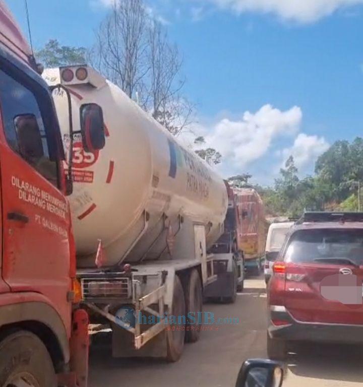 Jalan Rampa Macet Panjang, Truk Mogok Jadi Penyebab