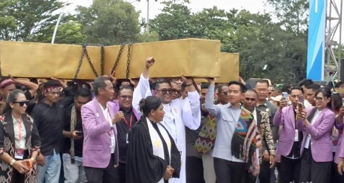 Hadiri Festival Pawai Paskah, Wapres Gibran Ikut Pikul Salib