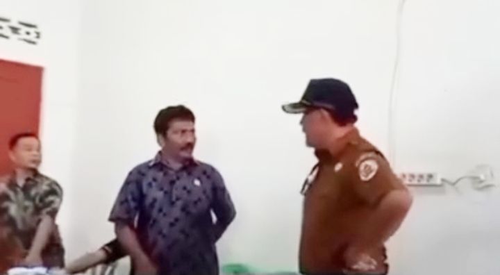 Tak Terima Dibentak Ketua DPRD Tapteng, Plh Lurah Padang Masiang Gebrak Meja