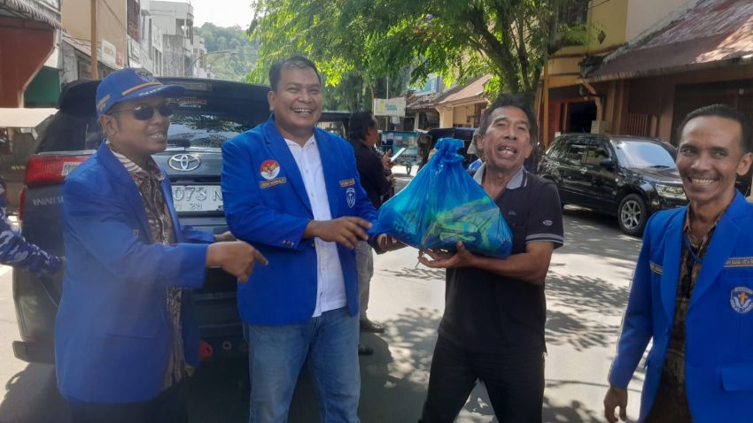 Sambut Paskah Raya, GAMKI dan Muda-mudi HKBP Bagikan Sembako di Sibolga