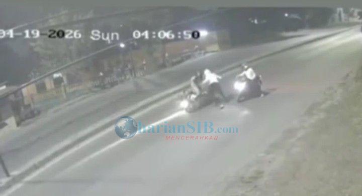 Terekam CCTV, Pengendara Motor Dibegal di Medan Deli