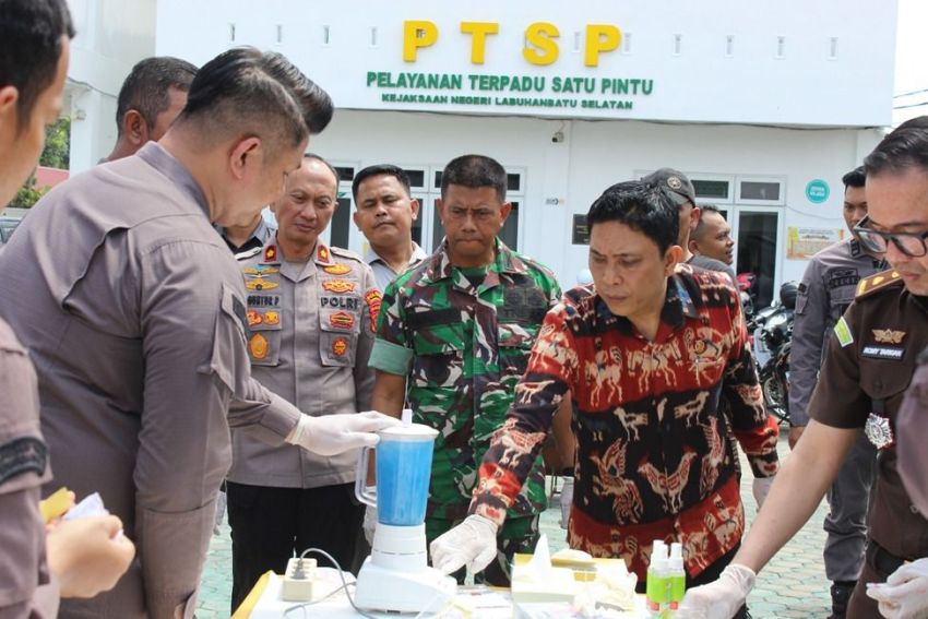 Kejari Labusel Musnahkan Barang Bukti 122 Perkara, Sabu hingga Senjata Api