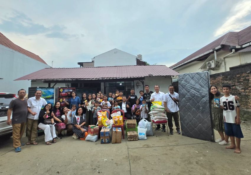 Bakti Sosial Paskah HKBP UAS Medan Beri Sembako, Matras Kasur dan Lemari Pakaian ke Panti Asuhan