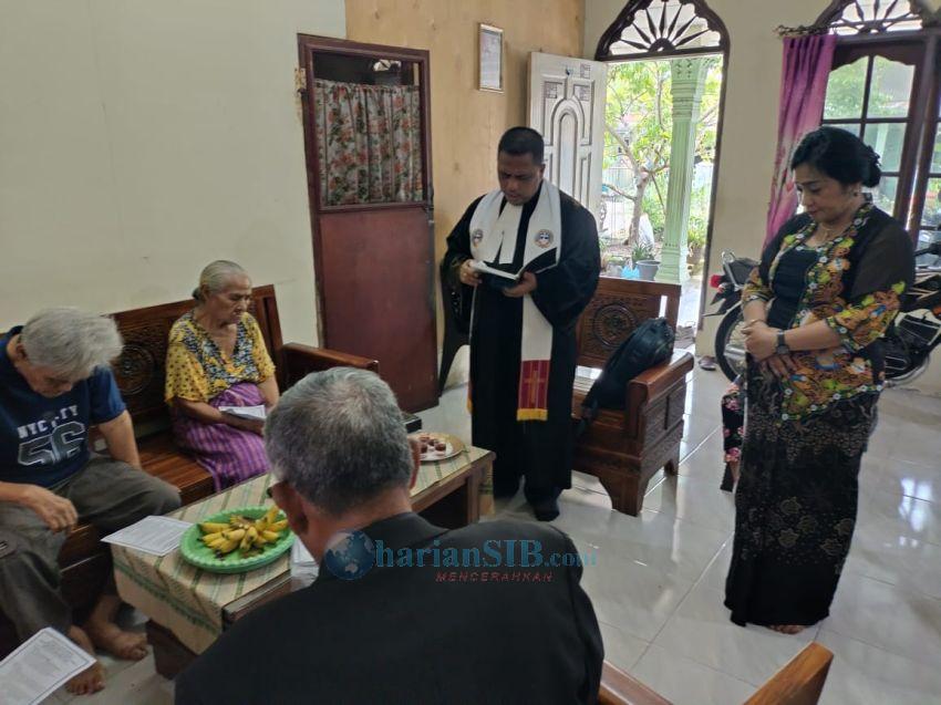 Semangat Jumat Agung, Pdt Dicky Bangun Layani Perjamuan Kudus dari Rumah ke Rumah