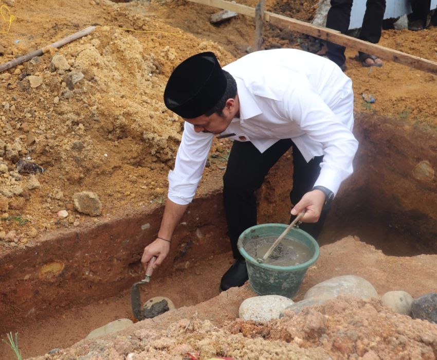 Bupati Paluta Letakkan Batu Pertama Pembangunan Masjid Al-Hasanah