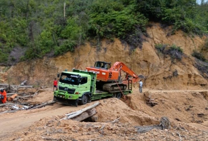 Ekskavator Terperosok di Jalan Sihaporas Tapteng, Arus Lalu Lintas Terganggu