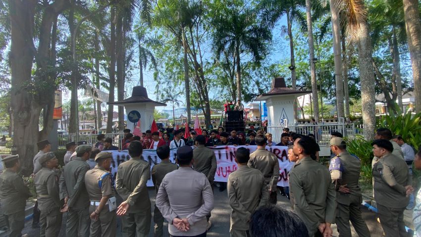 Mahasiswa Demo di Kantor Bupati Deliserdang Soal Gaji Guru P3K Paruh Waktu
