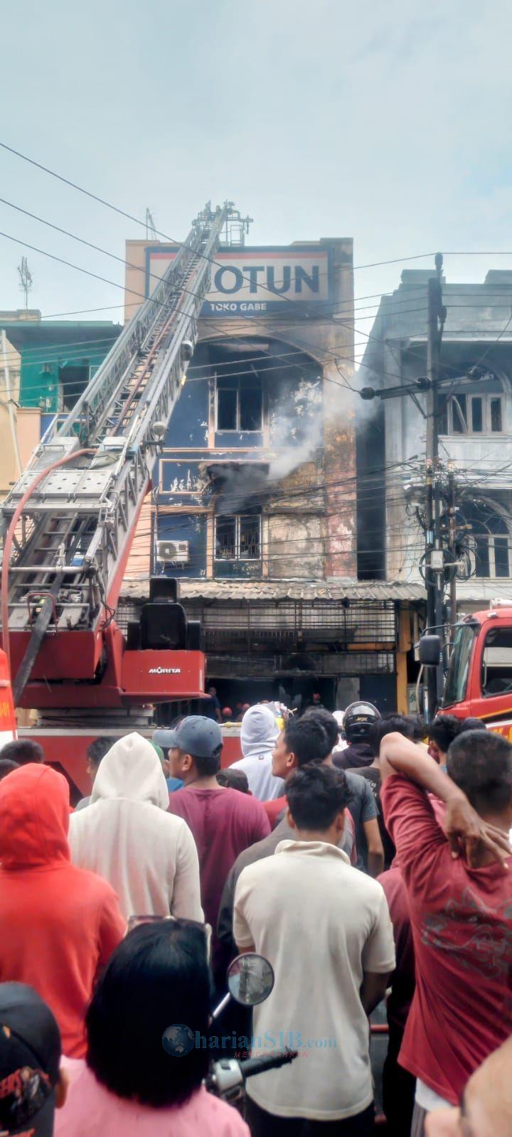 Toko Cat di Marelan Terbakar, Seorang Wanita Tewas