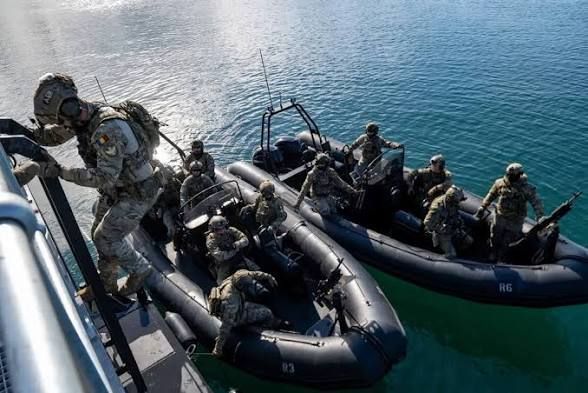 Navy SEAL Selamatkan Pilot AS yang Ditembak Iran
