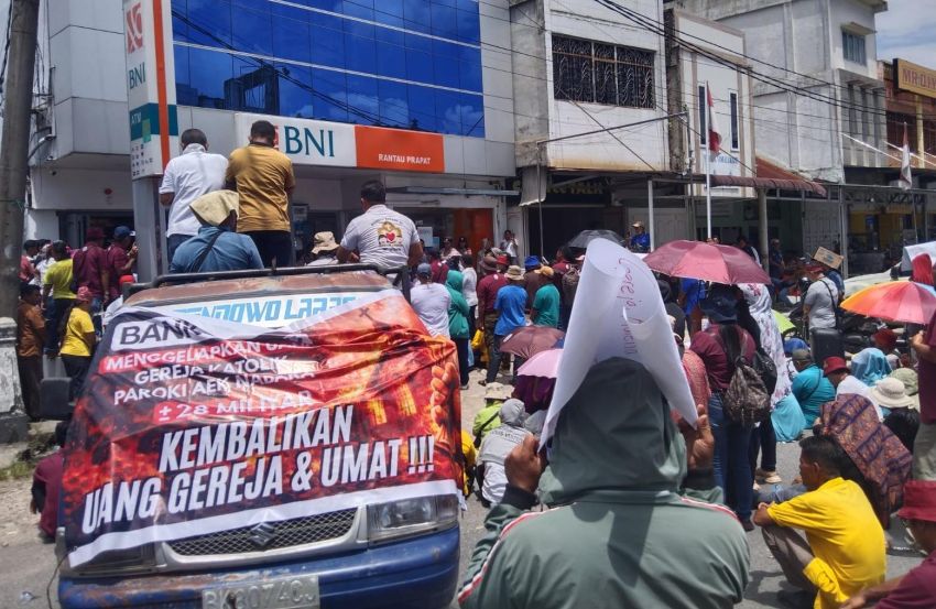 Seribuan Jemaat Katolik Aek Nabara Kembali Geruduk BNI Rantauprapat, Tuntut Dana Rp28 M Segera Dikembalikan