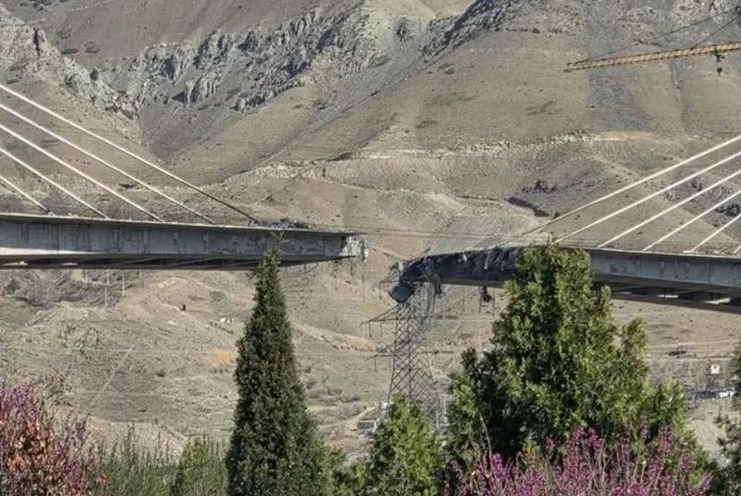 Serangan Udara Hantam Jembatan Terbesar Iran, 8 Tewas dan Puluhan Terluka