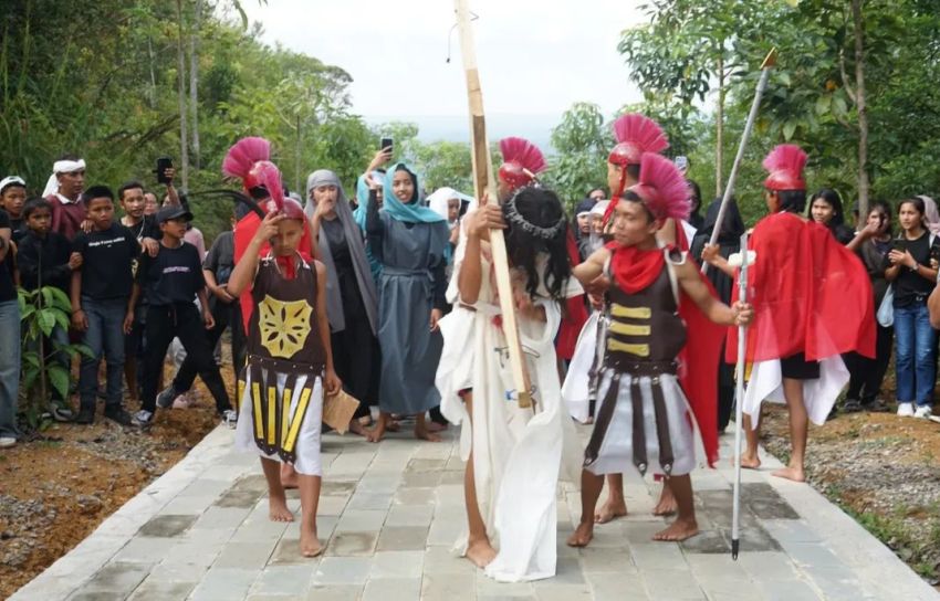 Drama Kolosal Via Dolorosa RNPB HKBP Parbubu Pukau Ratusan Jemaat di Siatas Barita