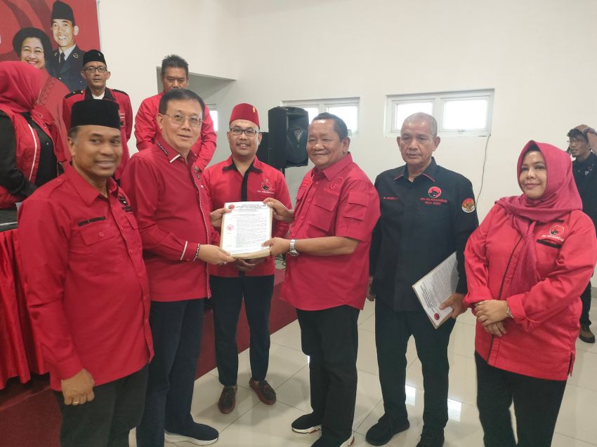 Rapidin Simbolon Serahkan SK Kepengurusan DPC PDIP Medan Periode 2025-2030