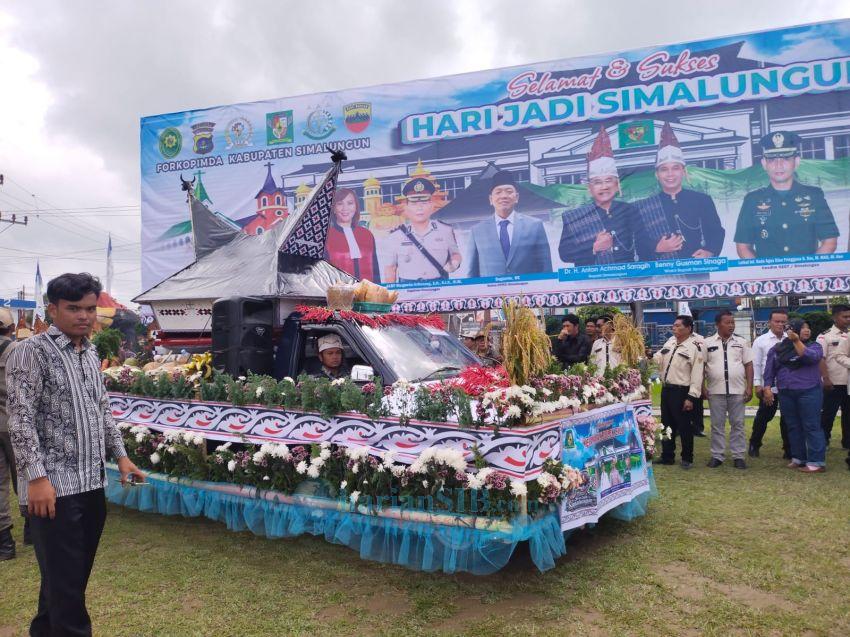 Masyarakat Antusias Saksikan Parade Mobil Hias Perayaan Hari Jadi Kabupaten Simalungun ke-193