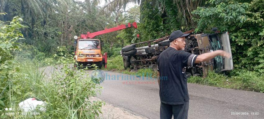 Truk Fuso Bermuatan Tiang Listrik Terbalik di Jalinsum Gunung Tua - Sibuhuan