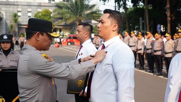 Kapolri Beri Pin Emas ke 8 Personel Ditresnarkoba Polda Metro Jaya Usai Ungkap 516 Kg Sabu