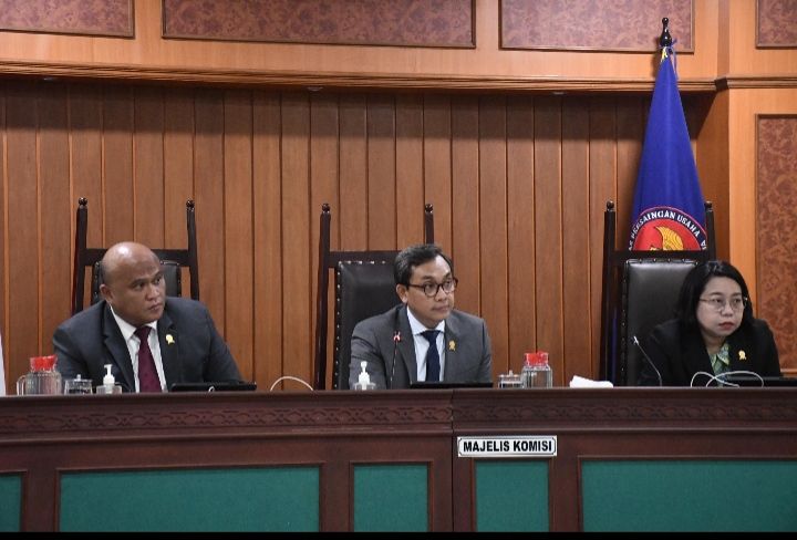 KPPU Lanjutkan Kasus Akuisisi Docomo ke Pemeriksaan Cepat