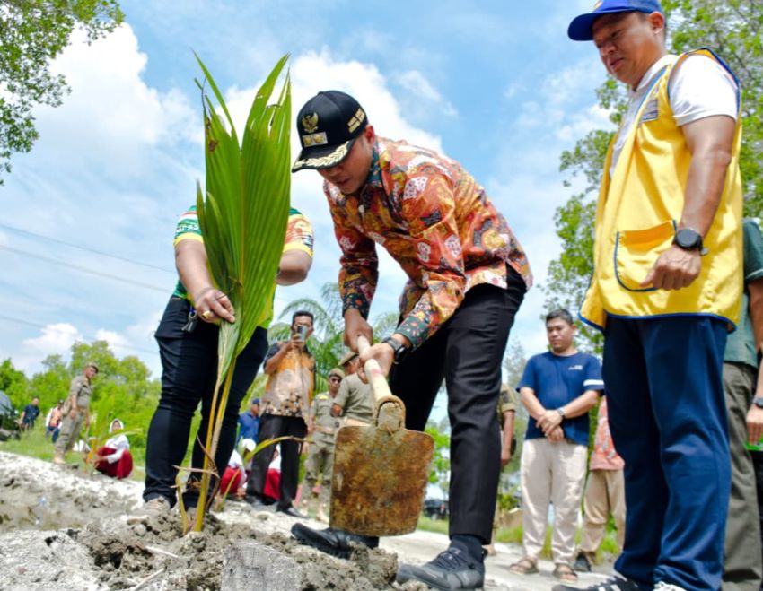 Cegah Abrasi, Pemkab Sergai dan Lions Club Tanam 140 Pohon di Pantai Merdeka
