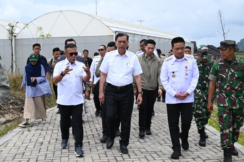 Bupati Tapteng Hadiri Rapat Pembahasan Pengembangan Pertanian Berbasis AI