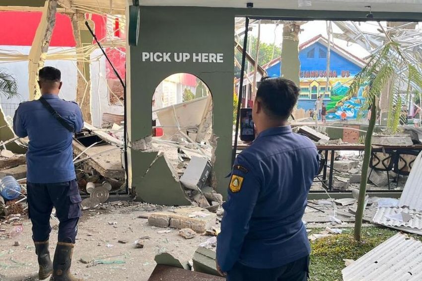 Gedung Padel di Gunung Putri Jebol Usai Ledakan, Puing Berserakan hingga ke Sekolah