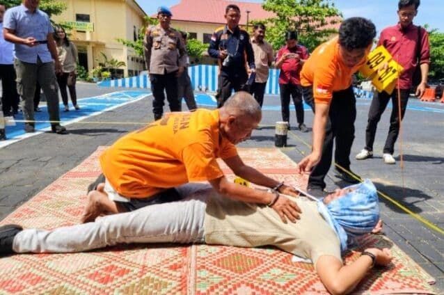 Rekonstruksi Pembunuhan di Hotel Sorake: Pria 61 Tahun Peragakan 18 Adegan Cekik Selingkuhan hingga Tewas