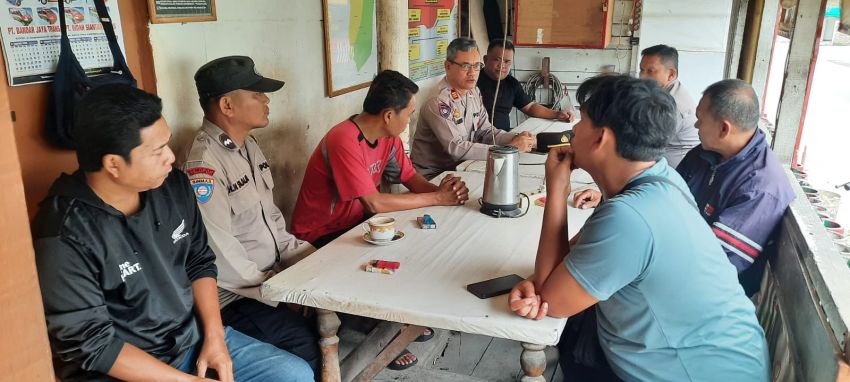 Kasat Binmas Polres Pematangsiantar Sambangi Satkamling dan Juru Parkir, Perkuat Keamanan Lingkungan