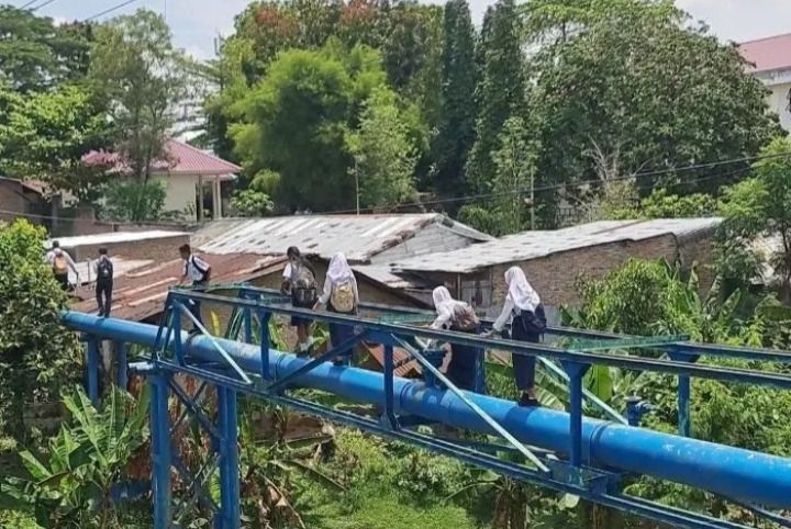 2 Tahun Jembatan Ambruk di Medan Maimun, Siswa Nekat Seberangi Sungai Lewat Pipa PDAM