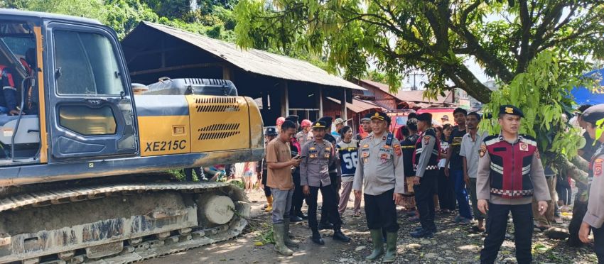 Polri, TNI dan BPBD Bersinergi Tangani Longsor di Desa Sembahe