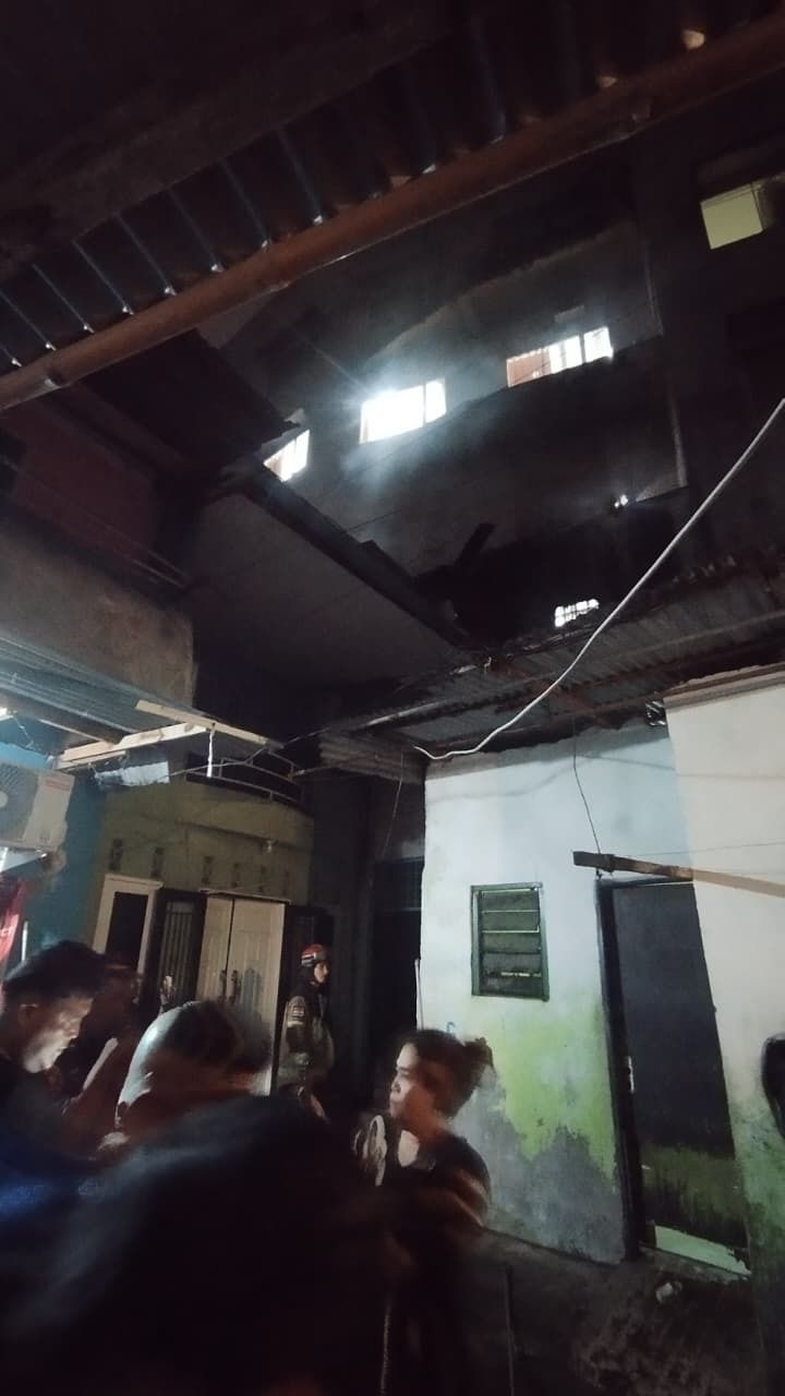 1 Rumah Semi Permanen di Pantai Burung Medan Terbakar