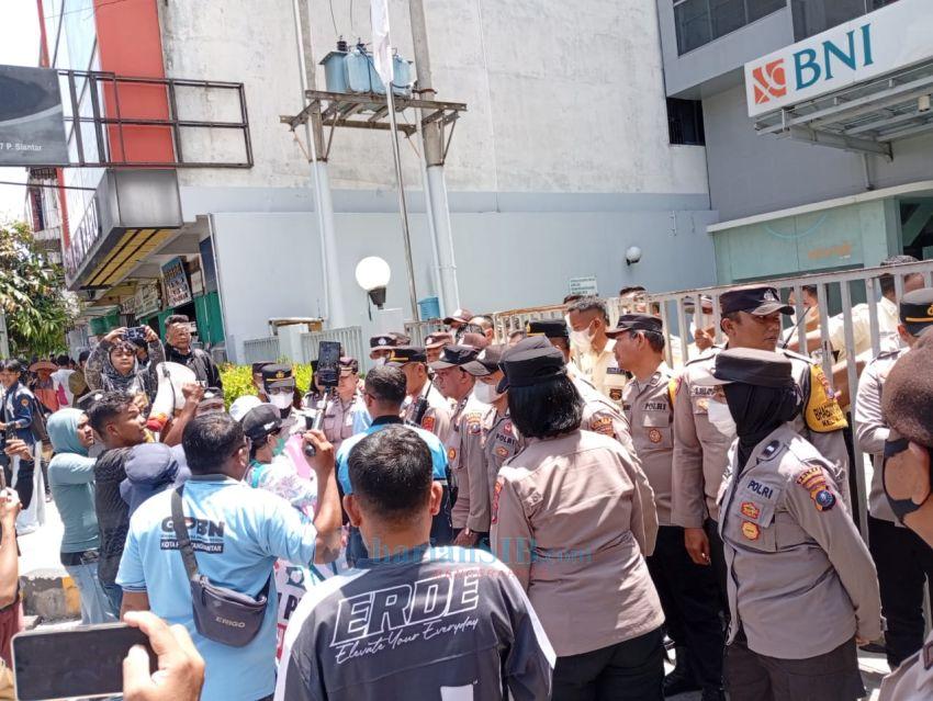 Aksi Panas di BNI Pematangsiantar, Korban Investasi Bodong Tuntut Pengembalian Dana dan Blokade Jalan