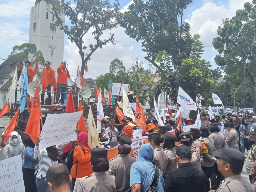 Puluhan Massa Buruh Gelar Demo di Kantor Gubernur Sumut
