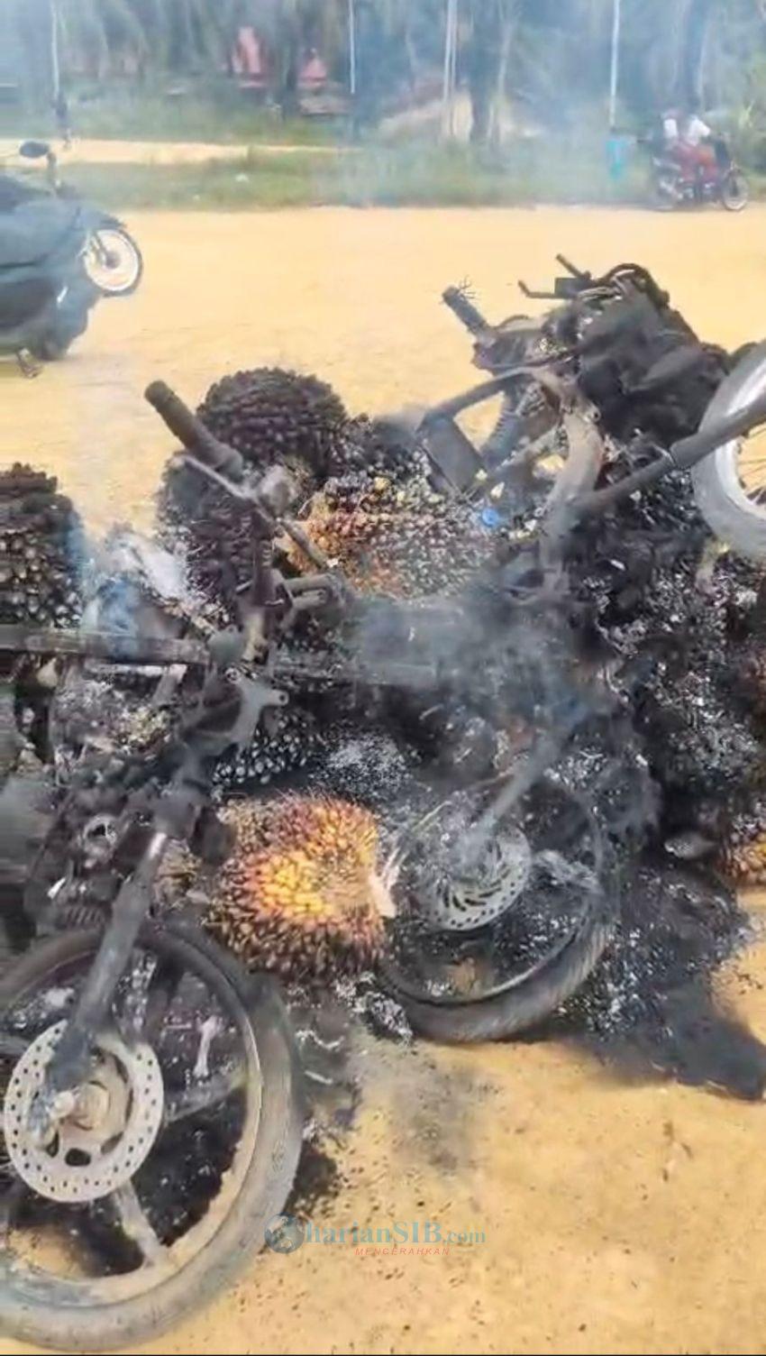 Diduga Angkut Sawit Curian, Tiga Sepeda Motor Dibakar Warga di Torgamba