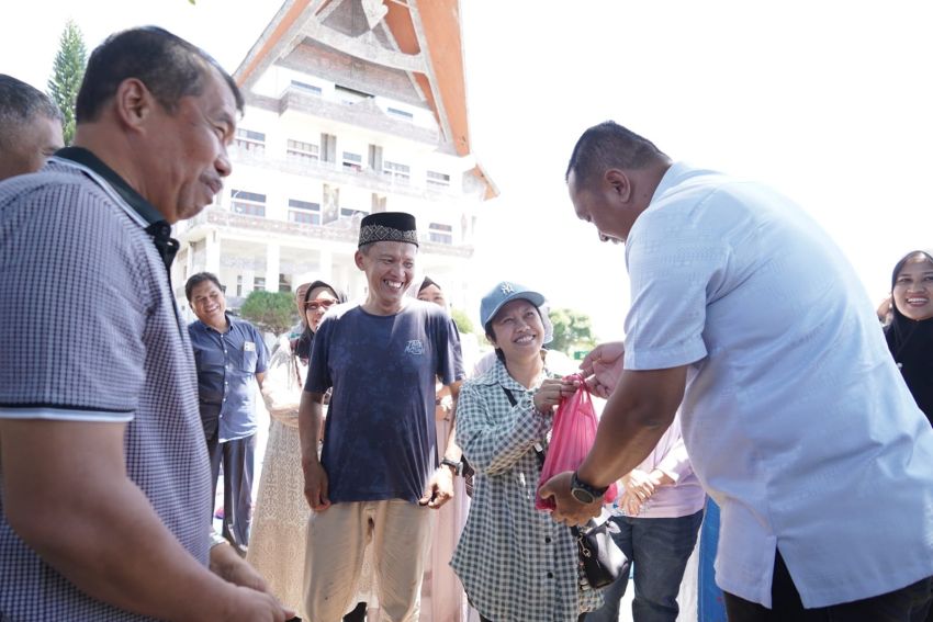 Pemkab Toba Perdana Bagikan Daging Kurban kepada ASN Muslim