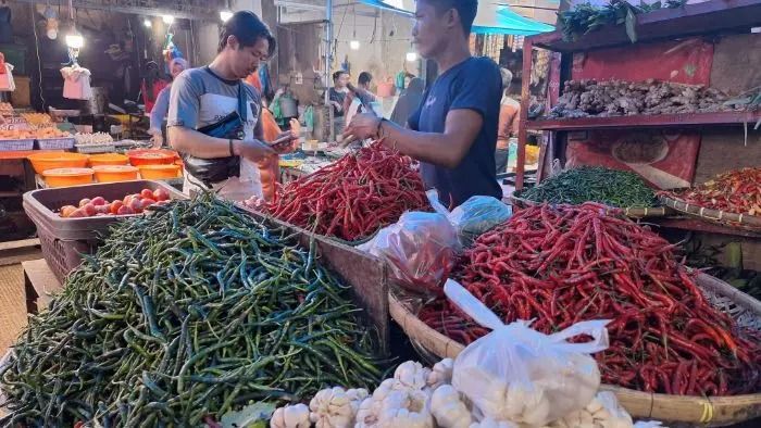 Harga Bahan Pokok Masih Mahal, Konsumen Keluhkan Sepinya Pembeli di Pasar