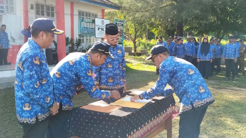 Plh Camat Pandan Teken Pakta Integritas Lurah Hingga Kepling