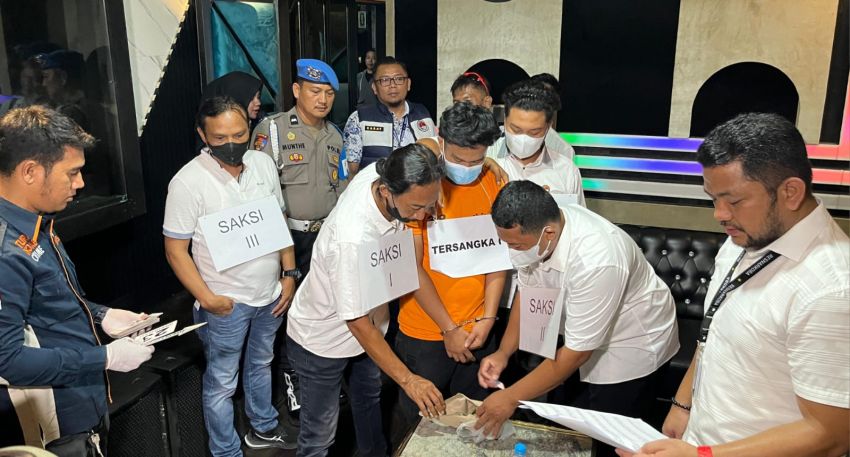 Pra Rekonstruksi Kasus Narkoba di THM Phantom KTV, Polrestabes Medan Temukan Miras Berpita Cukai Palsu