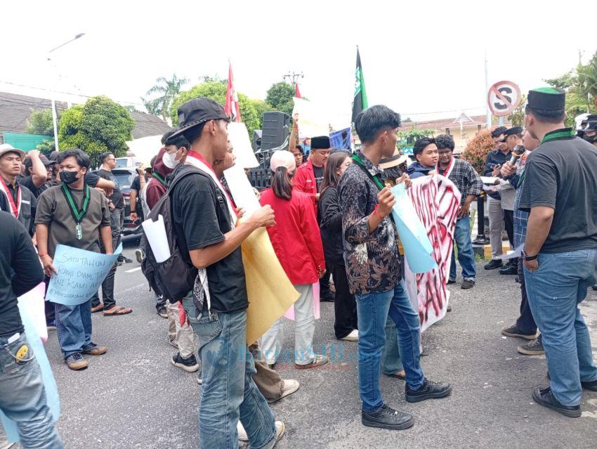 Mahasiswa Geruduk Kejaksaan, DPRD dan Kantor Wali Kota, Desak Usut Dugaan Pembelian Eks Rumah Singgah Covid-19