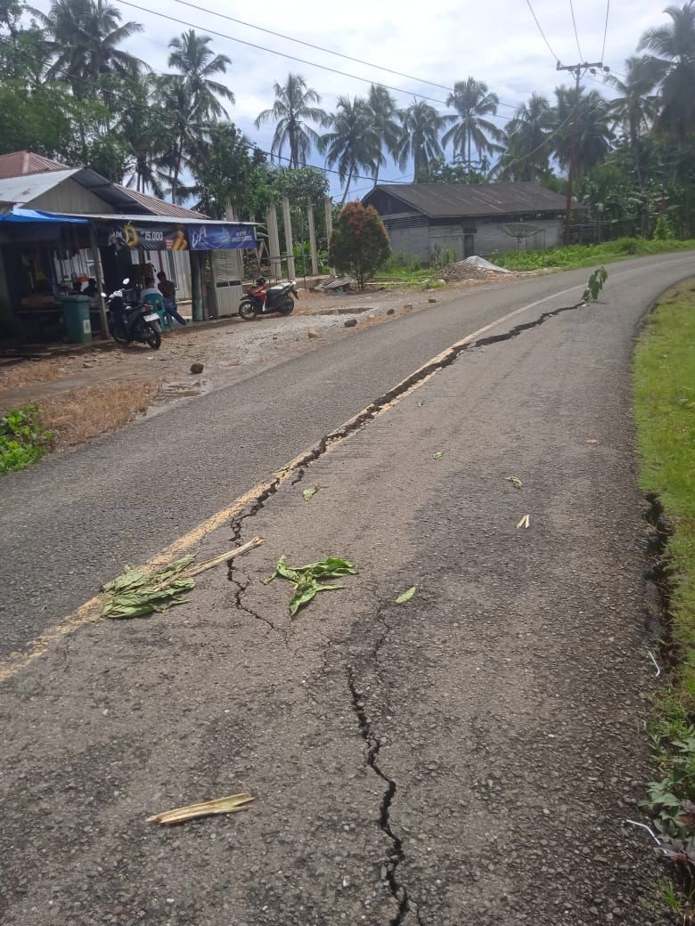 Pinggir Sungai Mola Longsor, Jalan Nasional Gunungsitoli&ndash;Telukdalam Terancam Putus