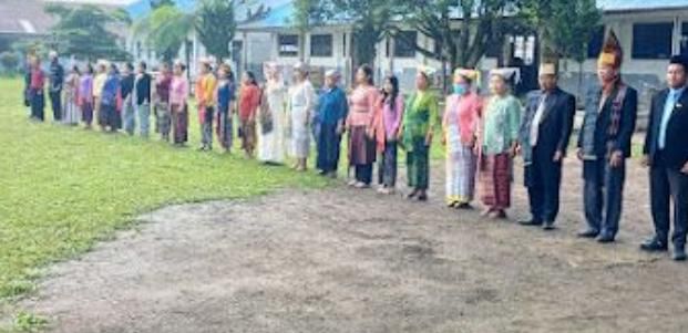 Nuansa Budaya Adat Nusantara, SMAN 1 Purba Gelar Upacara Peringatan Hardiknas
