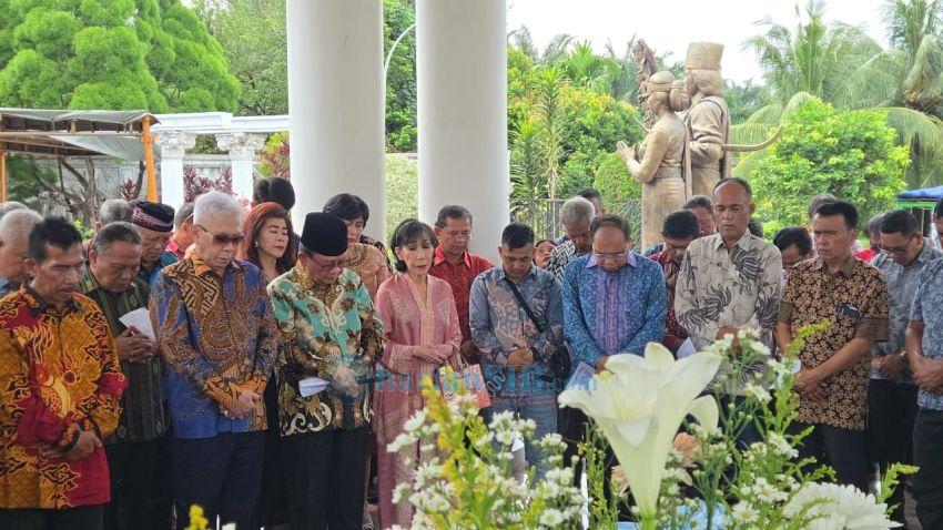 Keluarga Besar Ziarah ke Makam Pendiri Harian SIB