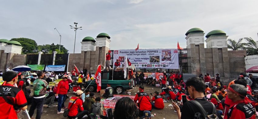 Ribuan Ojol Gelar &ldquo;Aksi Kebangkitan&rdquo; di DPR, Desak UU Perlindungan Pengemudi Online