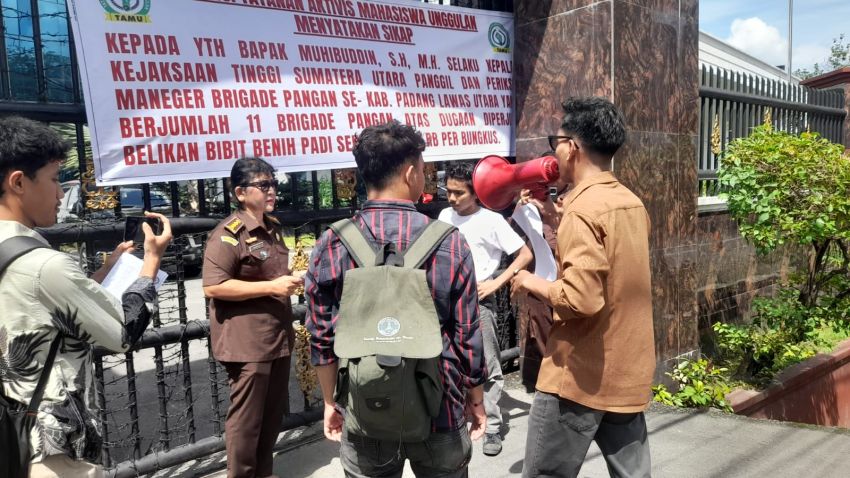 Mahasiswa Demo di Kejati Sumut, Desak Usut Dugaan Jual Beli Bibit Padi di Paluta