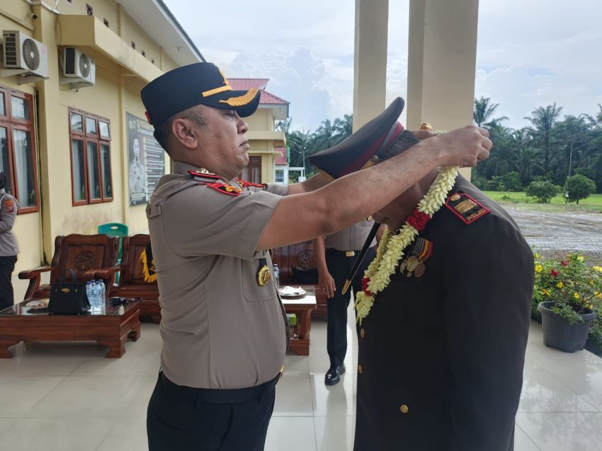Pedang Pora dan Haru Warnai Pelepasan AKP Irmanto di Polres Palas