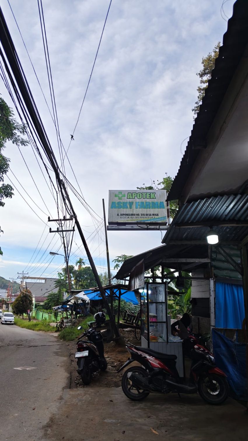 Tiang Listrik Miring di Gunungsitoli Dikeluhkan Warga